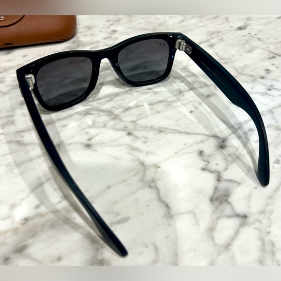 Ray-Ban Meta Wayfarer AI Polarized Sunglasses + Charging Case Matte Black Unisex - Picture 13 of 16